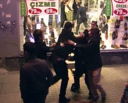 Taksim Meydanı’nda Yumruklar Havada Uçuştu