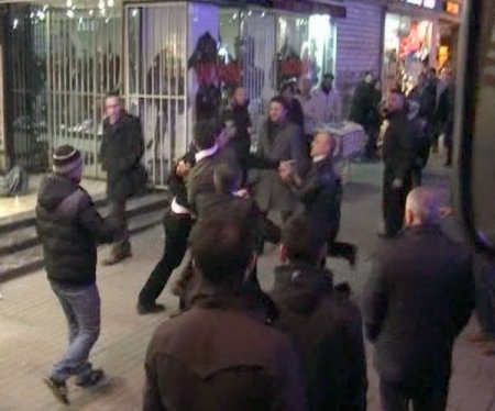 Taksim Meydanı’nda Yumruklar Havada Uçuştu