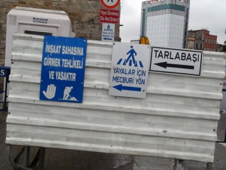 Taksim Meydanı'nın Tarlabaşı çıkışı kapatıldı
