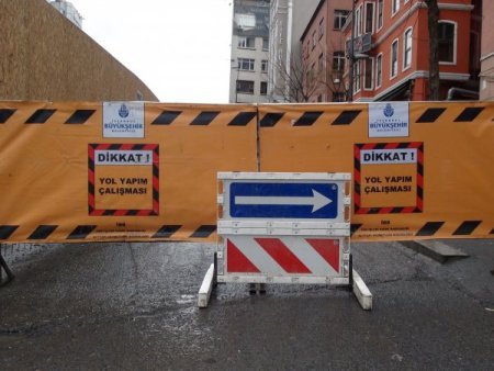 Taksim Meydanı'nın Tarlabaşı çıkışı kapatıldı