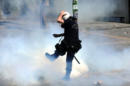 Taksim protestocuları Kızılay'da polisle çatıştı