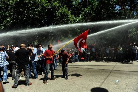 Taksim protestocuları Kızılay'da polisle çatıştı