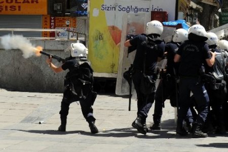 Taksim protestocuları Kızılay'da polisle çatıştı