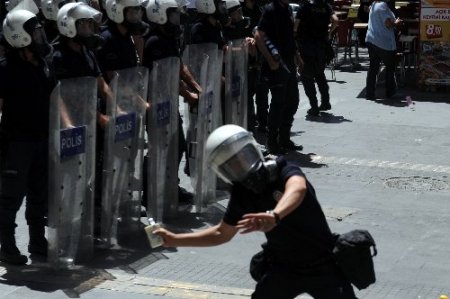 Taksim protestocuları Kızılay'da polisle çatıştı