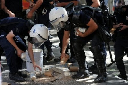 Taksim protestocuları Kızılay'da polisle çatıştı