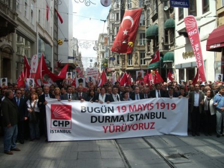Taksim'de Chp'lilerin 19 Mayıs Yürüyüşü