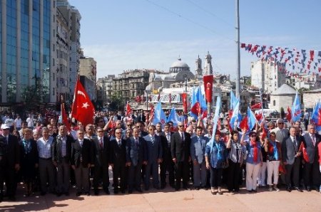 Taksim'de Cumhuriyet Anıtı'na çelenk kondu