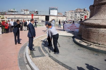 Taksim'de Cumhuriyet Anıtı'na çelenk kondu