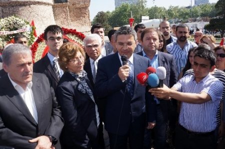 Taksim'de Cumhuriyet Anıtı'na çelenk kondu