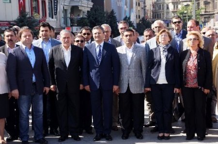 Taksim'de Cumhuriyet Anıtı'na çelenk kondu