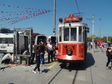 Taksim’de duraklar kaldırıldı