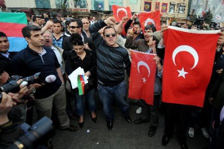 Taksim'de Gergin Geçen 'sözde Ermeni Tehciri' Eylemi Sona Erdi