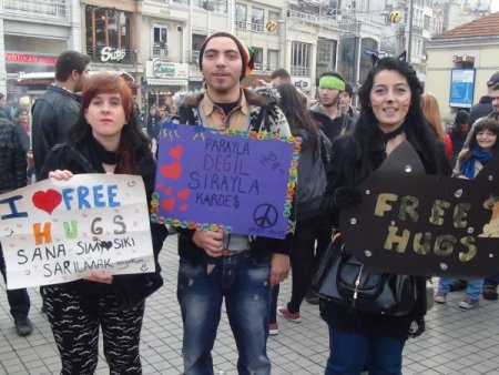 Taksim'de gördüklerine sarıldılar (Özel)