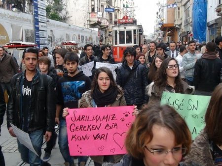 Taksim'de gördüklerine sarıldılar (Özel)