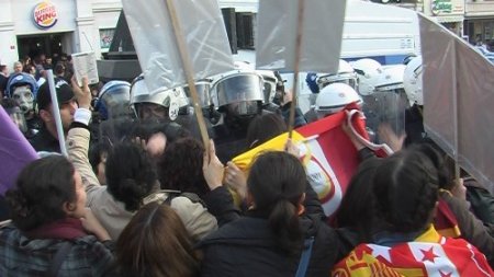 Taksim’de kadınlarla polis arasında arbede