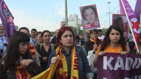 Taksim’de kadınlarla polis arasında arbede