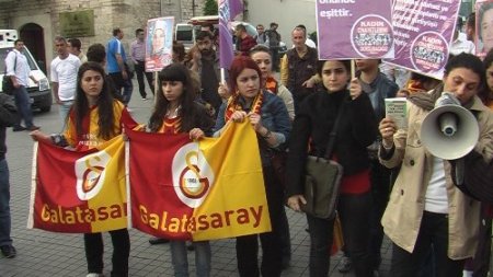 Taksim’de kadınlarla polis arasında arbede