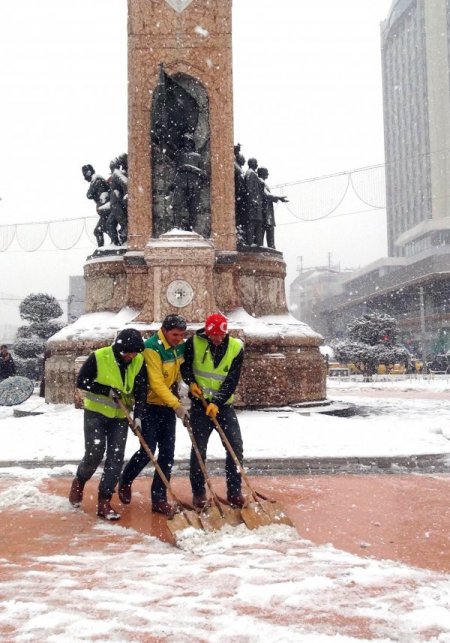 Taksim’de kar temizleme çalışması devam ediyor