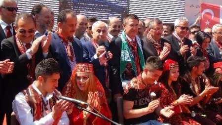 Taksim’de kasnak kullanıp, horon teptiler