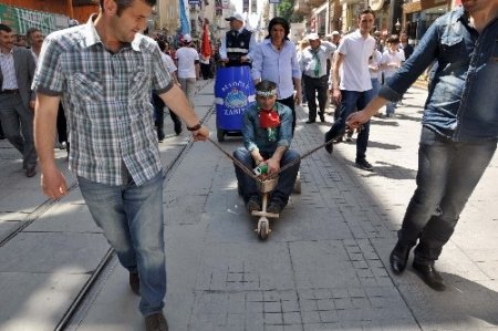 Taksim’de kasnak kullanıp, horon teptiler