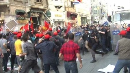 Taksim’de korsan gösteriye müdahale