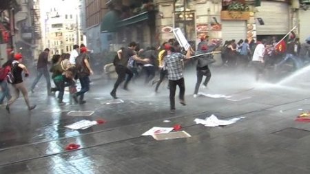 Taksim’de korsan gösteriye müdahale