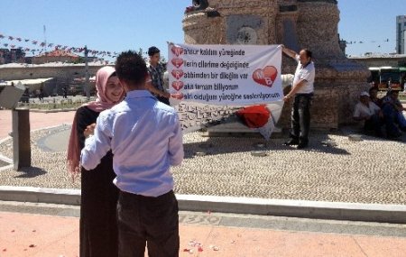 Taksim’de pankartlı evlilik teklifi