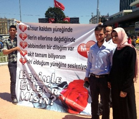 Taksim’de pankartlı evlilik teklifi