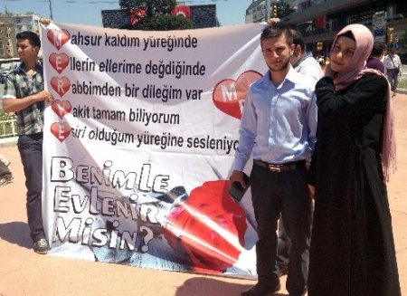 Taksim’de pankartlı evlilik teklifi