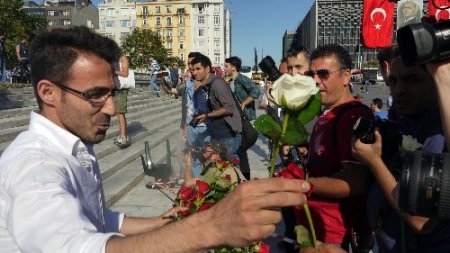 Taksim’de polislere gül jesti