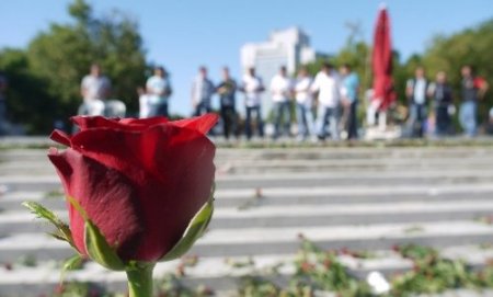 Taksim’de polislere gül jesti