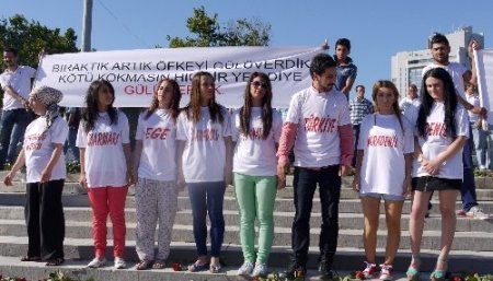 Taksim’de polislere gül jesti