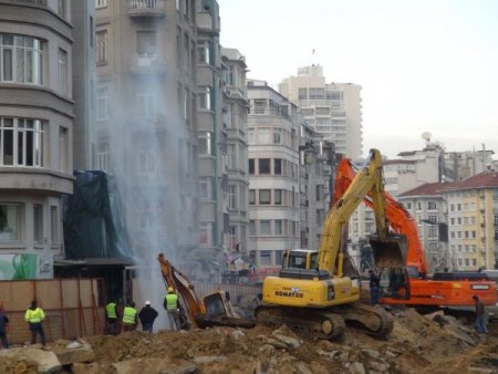 Taksim’de su borusu patladı, su metrelerce yükseğe fışkırdı