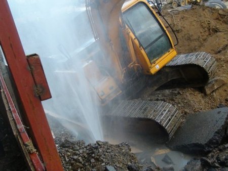 Taksim’de su borusu patladı, su metrelerce yükseğe fışkırdı