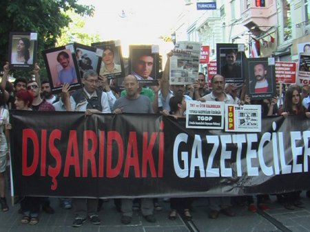 Taksim'de Tutuklu Gazetecilere Özgürlük Eylemi