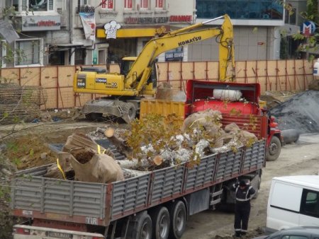 Taksim’deki ağaçlar söküldü