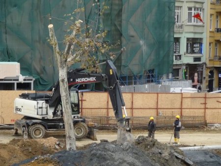 Taksim’deki ağaçlar söküldü