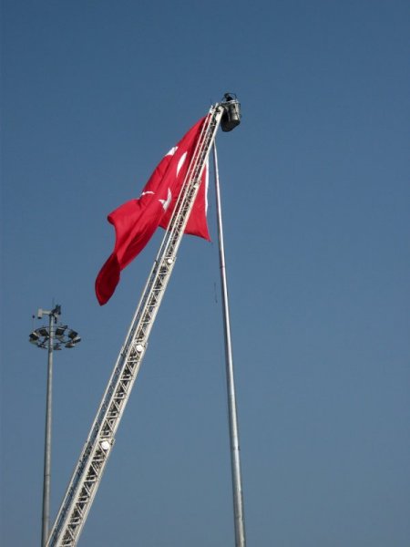 Taksim’deki Devasa Bayrak İndirilme İhtimaline Karşılık Direğe Sabitlendi