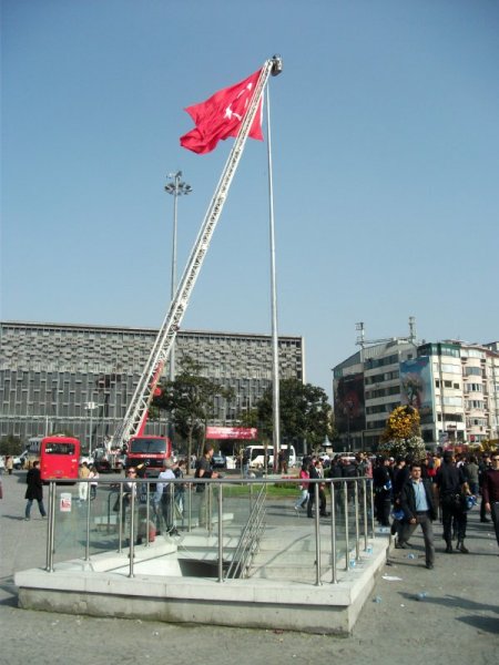 Taksim’deki Devasa Bayrak İndirilme İhtimaline Karşılık Direğe Sabitlendi