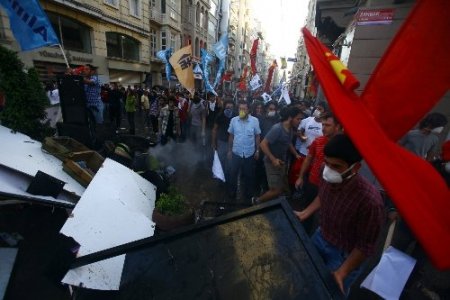 Taksim'deki olaylar İstiklal Caddesi'nde artarak devam ediyor
