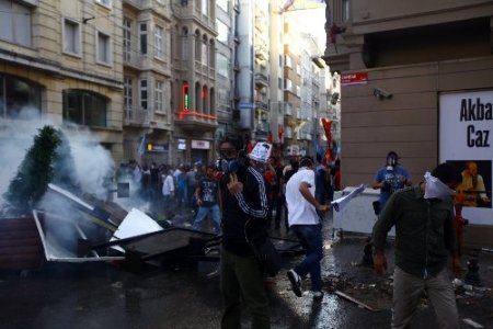 Taksim'deki olaylar İstiklal Caddesi'nde artarak devam ediyor