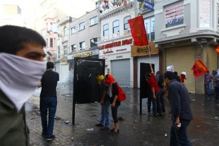 Taksim'deki olaylar İstiklal Caddesi'nde artarak devam ediyor