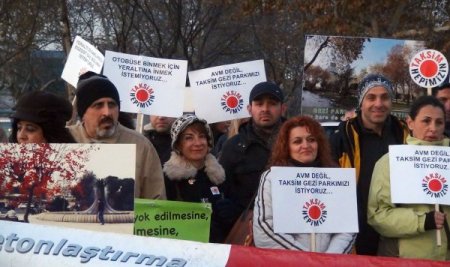 Taksim'deki projeleri protesto eden gruptan 'dilek fenerli' eylem