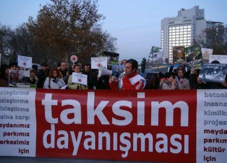 Taksim'deki projeleri protesto eden gruptan 'dilek fenerli' eylem