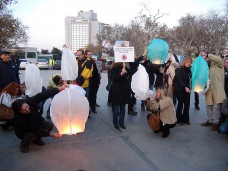 Taksim'deki projeleri protesto eden gruptan 'dilek fenerli' eylem