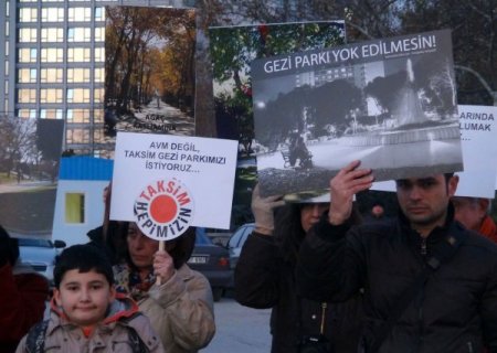 Taksim'deki projeleri protesto eden gruptan 'dilek fenerli' eylem