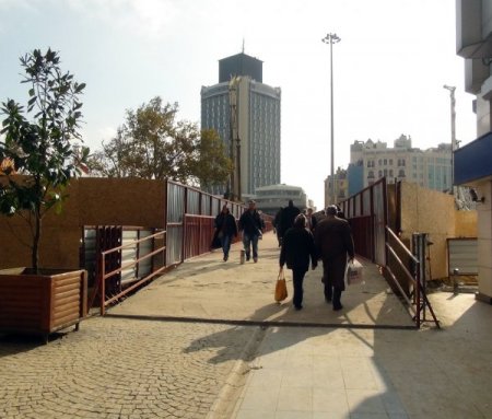 Taksim'e geçici üst geçit, vatandaşları memnun etti