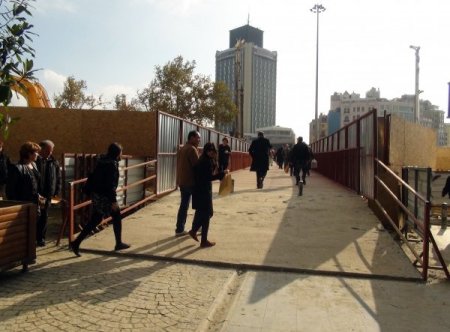 Taksim'e geçici üst geçit, vatandaşları memnun etti
