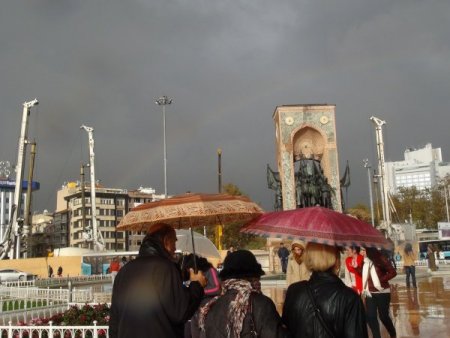 Taksim’e yağmurla gelen güzellik: Gökkuşağı