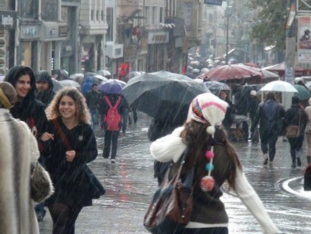 Taksim’e yağmurla gelen güzellik: Gökkuşağı